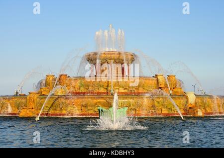 Chicago Buckingham Fountain fungiert als Vordergrund in den Himmel über dem Lake Michigan nur an einem Sommerabend. Chicago, Illinois, USA. Stockfoto