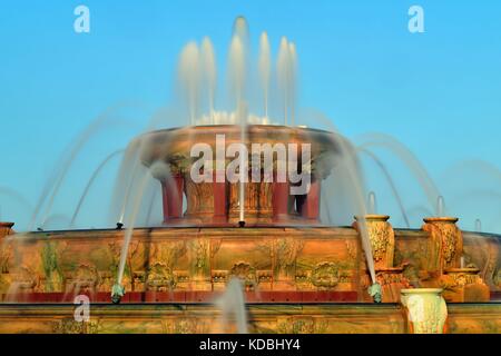 Chicago Buckingham Fountain Aalen in der späten Nachmittagssonne unter einem klaren blauen Himmel an einem Sommerabend. Chicago, Illinois, USA. Stockfoto