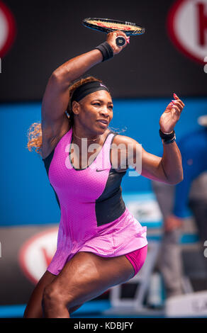 Serena Williams (USA) fiel auf ein. ivanovic (SRB) in der vierten Runde des Australian Open singles. Williams, die Nummer eins der Turnier Saatgut ein Stockfoto