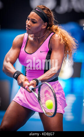 Serena Williams (USA) fiel auf ein. ivanovic (SRB) in der vierten Runde des Australian Open singles. Williams, die Nummer eins der Turnier Saatgut ein Stockfoto