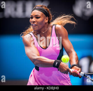 Serena Williams (USA) fiel auf ein. ivanovic (SRB) in der vierten Runde des Australian Open singles. Williams, die Nummer eins der Turnier Saatgut ein Stockfoto