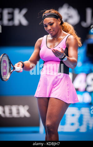 Serena Williams (USA) fiel auf ein. ivanovic (SRB) in der vierten Runde des Australian Open singles. Williams, die Nummer eins der Turnier Saatgut ein Stockfoto