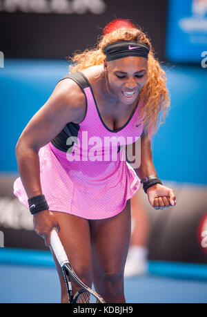 Serena Williams (USA) fiel auf ein. ivanovic (SRB) in der vierten Runde des Australian Open singles. Williams, die Nummer eins der Turnier Saatgut ein Stockfoto