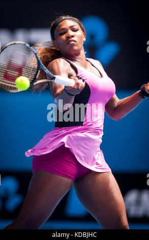 Serena Williams (USA) fiel auf ein. ivanovic (SRB) in der vierten Runde des Australian Open singles. Williams, die Nummer eins der Turnier Saatgut ein Stockfoto