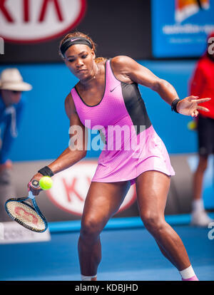 Serena Williams (USA) fiel auf ein. ivanovic (SRB) in der vierten Runde des Australian Open singles. Williams, die Nummer eins der Turnier Saatgut ein Stockfoto