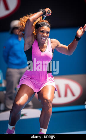 Serena Williams (USA) fiel auf ein. ivanovic (SRB) in der vierten Runde des Australian Open singles. Williams, die Nummer eins der Turnier Saatgut ein Stockfoto