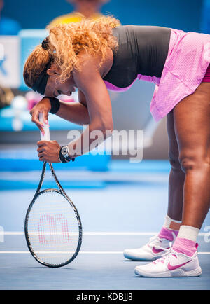 Serena Williams (USA) fiel auf ein. ivanovic (SRB) in der vierten Runde des Australian Open singles. Williams, die Nummer eins der Turnier Saatgut ein Stockfoto