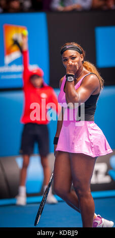 Serena Williams (USA) fiel auf ein. ivanovic (SRB) in der vierten Runde des Australian Open singles. Williams, die Nummer eins der Turnier Saatgut ein Stockfoto