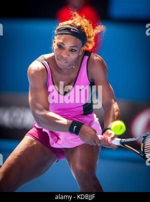 Serena Williams (USA) fiel auf ein. ivanovic (SRB) in der vierten Runde des Australian Open singles. Williams, die Nummer eins der Turnier Saatgut ein Stockfoto