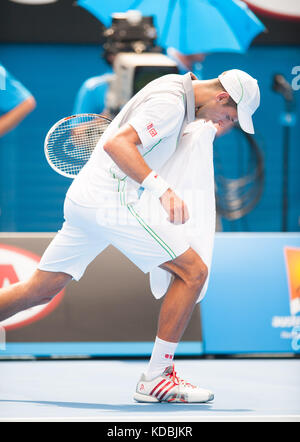 Verteidigung der Australian Open Champion Novak Djokovic (SRB) fand am l. Mayer (Arg) am dritten Tag, zweite Runde spielen. djokovic beat Mayer 6-0, 6-4, 6-4 bei m Stockfoto