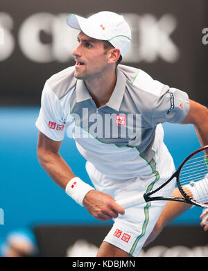 Verteidigung der Australian Open Champion Novak Djokovic (SRB) fand am l. Mayer (Arg) am dritten Tag, zweite Runde spielen. djokovic beat Mayer 6-0, 6-4, 6-4 bei m Stockfoto