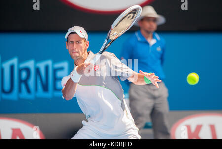 Verteidigung der Australian Open Champion Novak Djokovic (SRB) fand am l. Mayer (Arg) am dritten Tag, zweite Runde spielen. djokovic beat Mayer 6-0, 6-4, 6-4 bei m Stockfoto