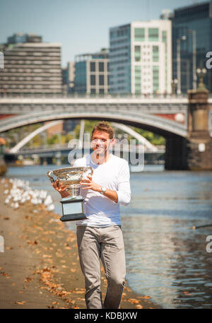 Stanislaus Wawrinka aus der Schweiz – Gewinner der Australian Open Men's Singles 2014 – spaziert mit seinem Meisterschaftstroph den Yarra River in Melbourne entlang Stockfoto