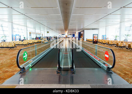 NEU DELHI, INDIEN - CA. APRIL 2017: Ein Reiseveranstalter am Indira Gandhi International Airport. Stockfoto