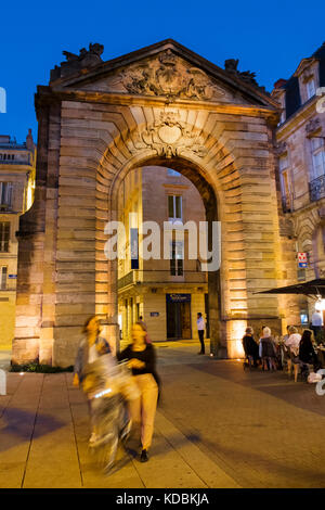 Straßenleben. Porte Dijeaux. Historisches Zentrum, Bordeaux. Region Aquitaine, Departamento Gironde. Frankreich, Europa Stockfoto