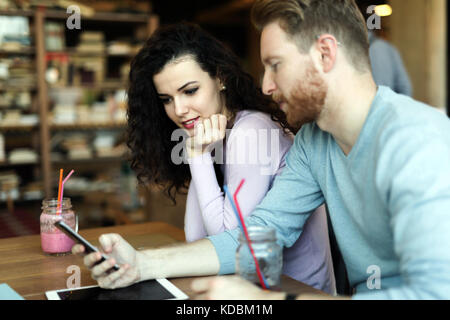 Junges Paar mit Datum im Coffee Shop Stockfoto