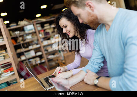 Glückliches Paar verbringt Zeit im Café Arbeiten am Laptop Stockfoto