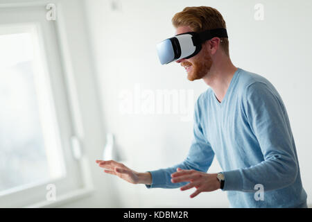 Mann mit Virtual reality Headset zu Hause Stockfoto