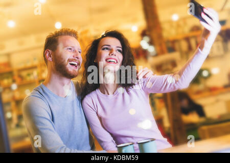 Glückliches Paar unter selfie in Coffee Shop Stockfoto