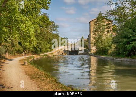 Südliche Ansatz zum Triple Lock auf dem Canal du Midi in Trebes, südlich von Carcassonne, Languedoc, Frankreich Stockfoto