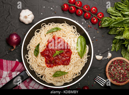 Pan mit leckeren Spaghetti Bolognese oder Bolognese mit herzhaften Hackfleisch und Tomatensauce garniert mit Parmesan und Basilikum, Ansicht von oben Stockfoto