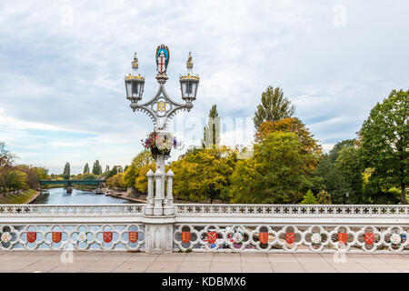 Alte twin Led leuchtet auf einem einzigen Lamp Post auf der Brücke mit weißen Geländer und kleinen roten Abdeckungen über den Fluss Ouse in York North Yorkshire England Stockfoto