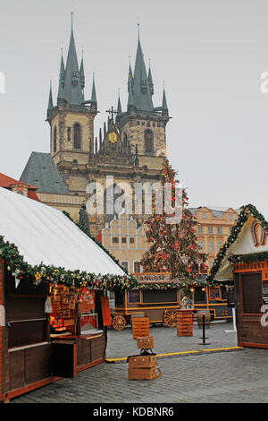Prag Weihnachtsmarkt auf dem Altstädter Ring in Prag, tschechische Republik, Europa. Dezember 2016 Blick von oben auf die Tyn Kirche, Weihnachtsbaum. Stockfoto