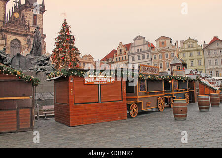 Prag Weihnachtsmarkt auf dem Altstädter Ring in Prag, tschechische Republik, Europa. Dezember 2016 Blick von oben auf die Tyn Kirche, Weihnachtsbaum. Stockfoto