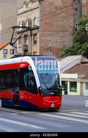 Neue rote Caf urbos 3 Straßenbahn auf den Straßen von Belgrad, Serbien Stockfoto