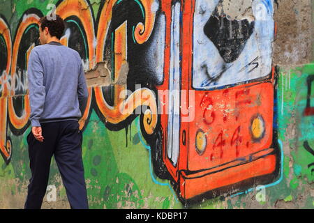 Wandmalerei Graffiti einer orange Bus auf einer Wand in Serbien, Belgrad Stockfoto