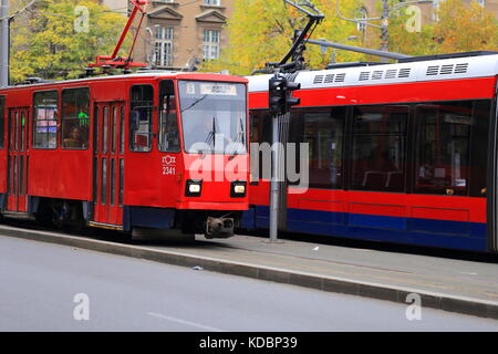 Alte rote Tatra kt4 Straßenbahn- und neuen Caf urbos 3 Straßenbahn auf den Straßen von Belgrad, Serbien Stockfoto