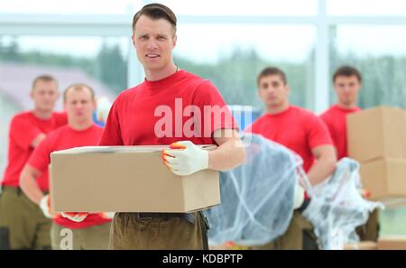 Meister und Arbeiter mit Boxen von Baustoffen Stockfoto