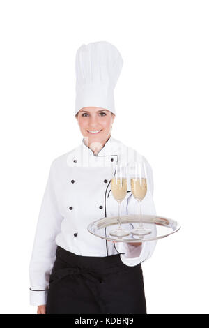 Porträt der Frau Koch Holding Champagne Over White Background Stockfoto