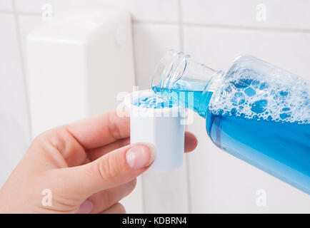 Nahaufnahme auf der Hand, die Flasche Mundwasser Stockfoto