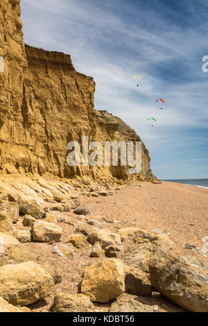 Riesige Klumpen aus Sandstein auf den Strand unterhalb des instabilen Burton Bradstock Klippen an der Jurassic Coast, Dorset, England, UK gefallen Stockfoto