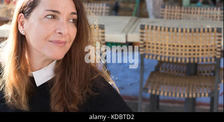 Porträt einer reifen Frau, 46 Jahre, suchen, im Freien, Seitenansicht, zuversichtlich. Stockfoto