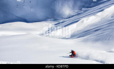 Extreme Skifahrer gehen durch steile Steigung Stockfoto