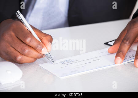 Nahaufnahme der menschlichen Hand schreiben auf prüfen Stockfoto