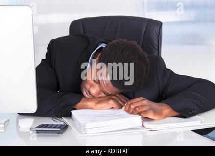 Portrait von betonte Geschäftsmann schlafen im Büro Stockfoto