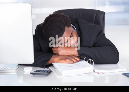 Portrait von betonte Geschäftsmann schlafen im Büro Stockfoto