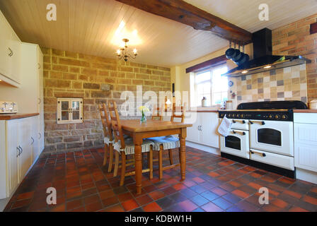 Bauernhaus Küche und Essbereich mit weißen Tisch und Holzbalken