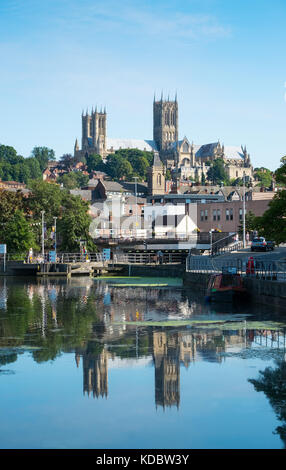 Lincoln, Großbritannien. 26. August 2017. Die Kathedrale von Lincoln von brayford Pool gesehen, der Binnenhafen Stockfoto