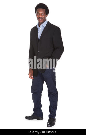 Porträt eines jungen Geschäftsmann mit Hand In der Tasche Stockfoto