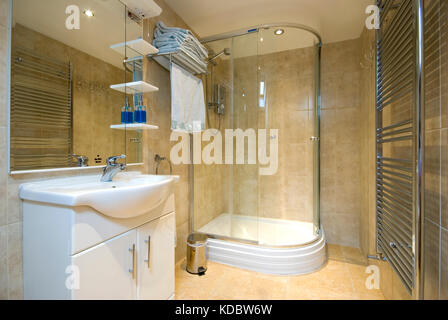 Geflieste Dusche Zimmer im Executive Family Home Stockfoto