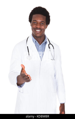 Porträt von glücklich afrikanischen Männlich Arzt streckte die Hand zu schütteln Over White Background Stockfoto