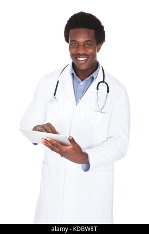 Glücklich männlich afrikanischen Arzt mit Digital-Tablette Over White Background Stockfoto
