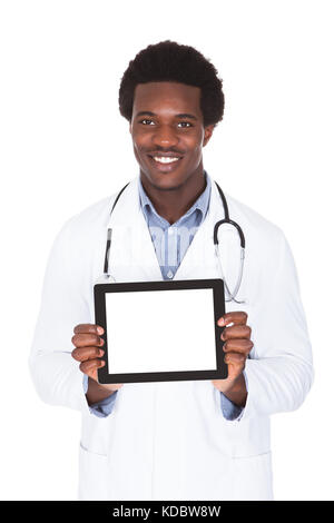 Glücklich männlich afrikanischen Arzt mit Digital-Tablette Over White Background Stockfoto