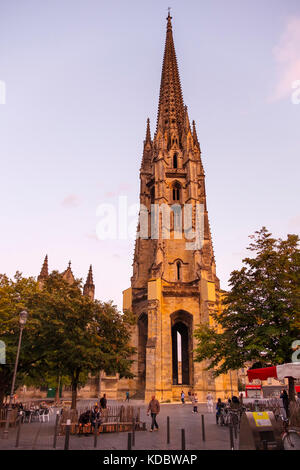 La Flèche, Glockenturm. Turm und Basilika Saint Michel in der Abenddämmerung, Bordeaux. Region Aquitaine, Departamento Gironde. Frankreich, Europa Stockfoto