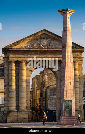 Obelisk und Porte d'Aquitaine ehemaliges Stadttor am Place de la Victoire, Bordeaux. Region Aquitaine, Departamento Gironde. Frankreich, Europa Stockfoto