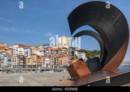 Die Welle, Skulptur im Dorf Bermeo, Vizcaya, Baskenland. Spanien, Europa. Stockfoto